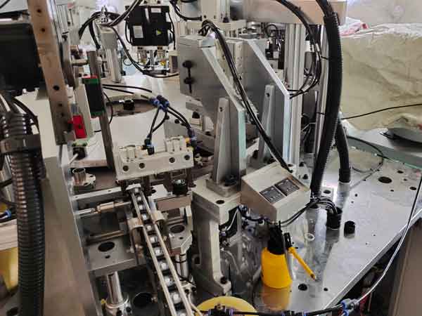 lotion dispenser airtight inspection in automatic assembly machine