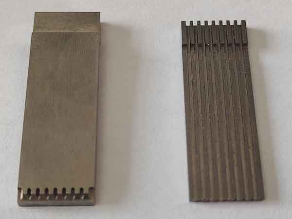 2 mold inserts for making slots on electronic connectors