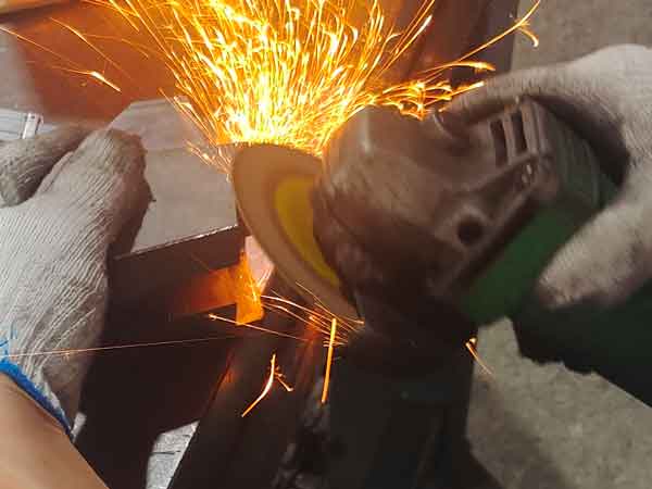 Use an angle grinder to chamfer，mold manual fitting