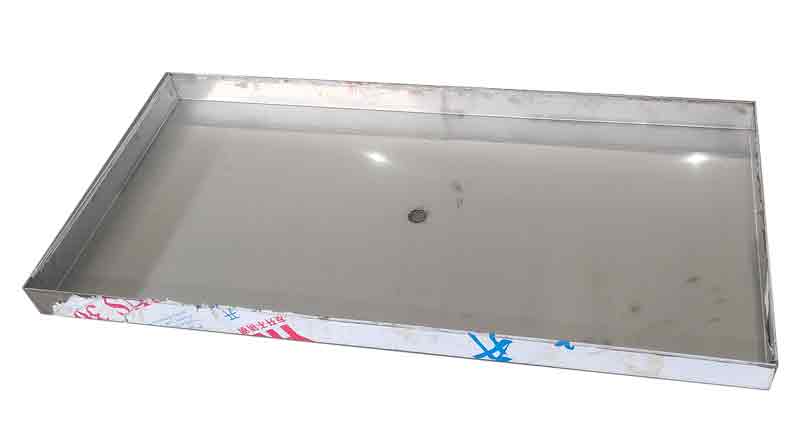 Stainless steel tray with a central drainage hole, before the two crossed bending marks are applied to form the drainage slope.