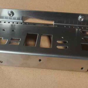 Vorderansicht eines Stanzteils aus rostfreiem Stahl mit schwimmenden Muttereinsätzen, das die saubere Oberfläche nach dem Entfernen der Schutzfolie zeigt.