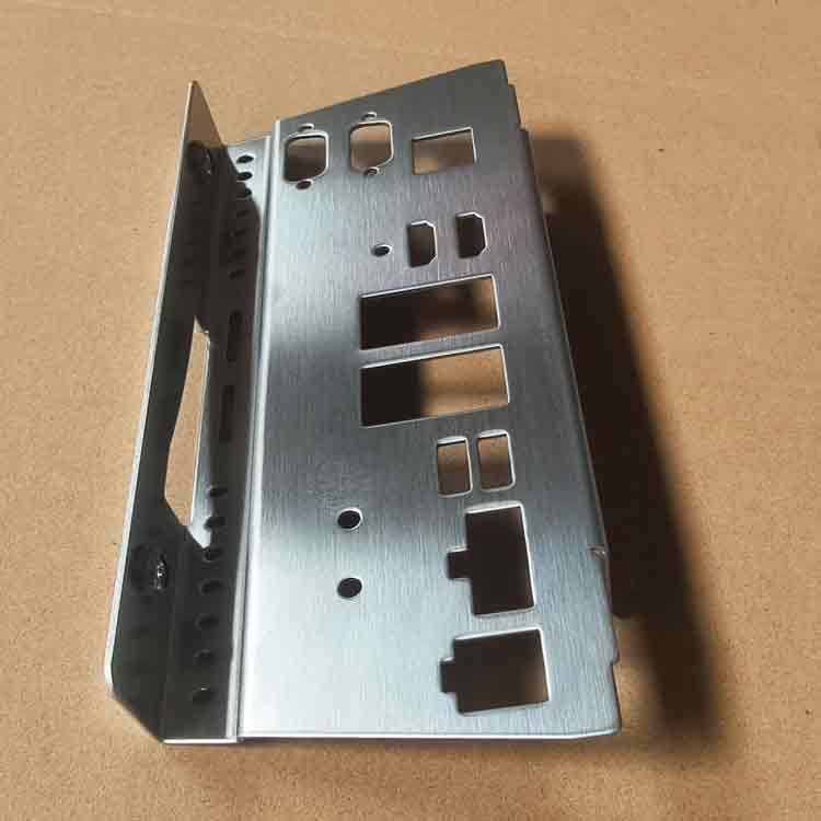 Vue latérale de la face arrière d'une pièce emboutie en acier inoxydable, montrant la surface après le retrait du film protecteur, ce qui permet un autre angle d'observation.