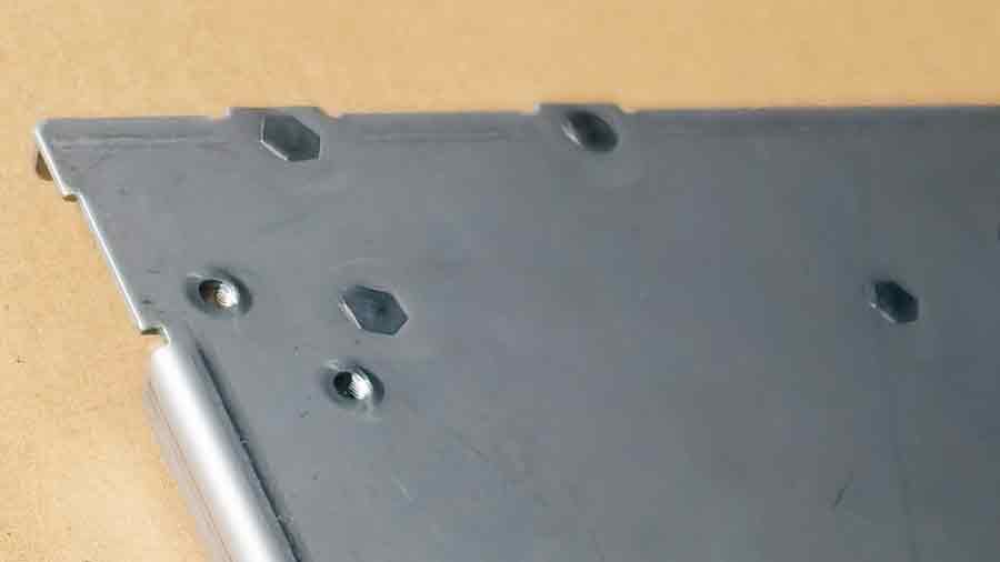 Vue arrière de la pièce d'estampage personnalisée montrant la zone de relief du pliage, offrant une perspective plus claire de la section plate sous la fente de relief.