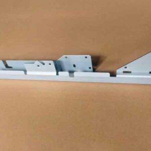 Kundenspezifisches Stanzteil mit einem schlanken und schmalen Profil, das die Vorder- und Seitenansicht mit mehreren Biegungen und engen Abständen zeigt.