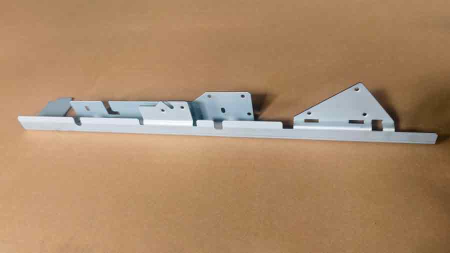 Pièce découpée sur mesure avec un profil mince et étroit, montrant la vue de face et de côté avec de multiples courbes et un espacement serré.