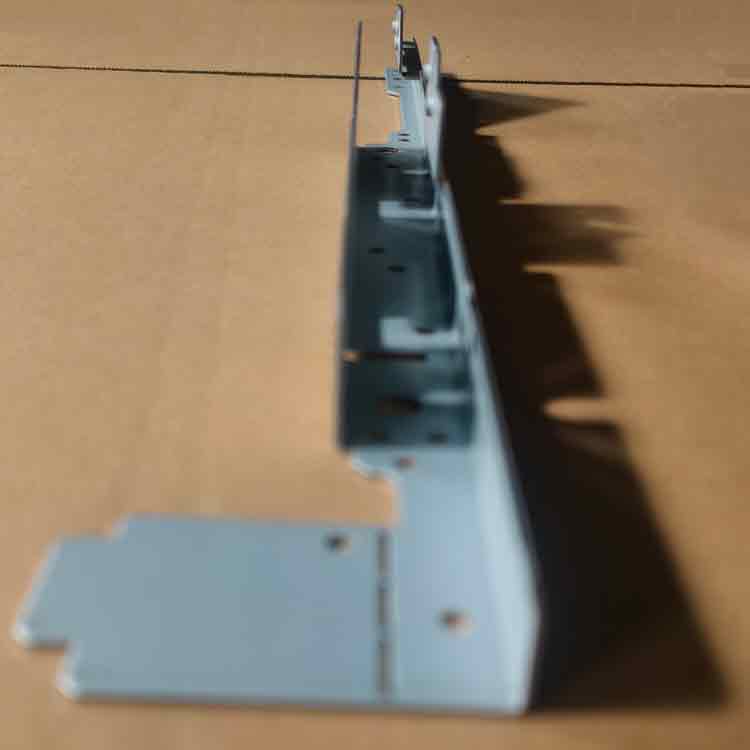 Vue latérale d'une pièce découpée sur mesure montrant un coude en forme de Z formé par deux coudes serrés et des brides de coude opposées étroitement positionnées.