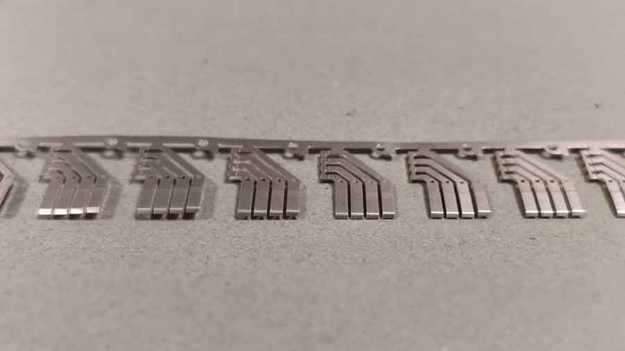 Close-up van een fosforbrons terminal, gestanst en ontworpen om wrijving te weerstaan.